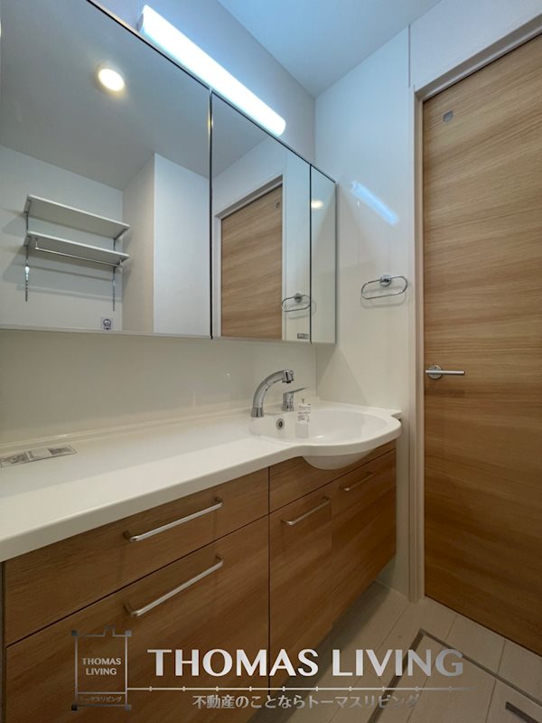 洗面設備　広々とした洗面所で収納も多いです。