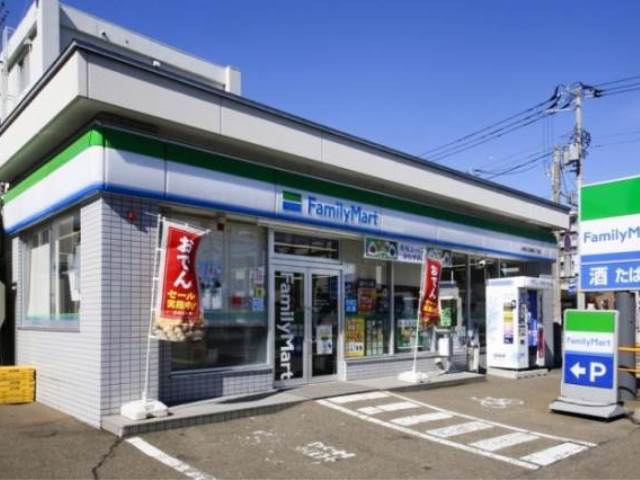 コンビニ　ファミリーマート札幌北32条西4丁目店（コンビニ）まで282m