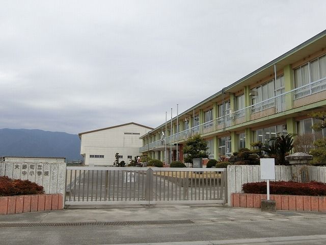 小学校　中小学校（小学校）まで1100m
