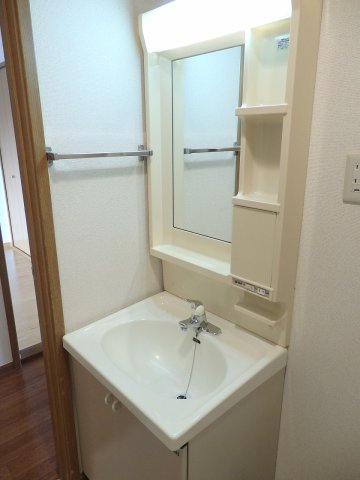 洗面設備　明るい洗面所です