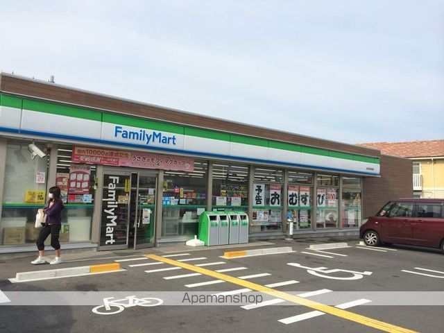 コンビニ　ファミリーマート（コンビニ）まで706m