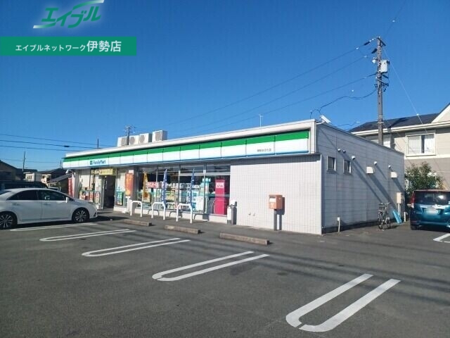 コンビニ　ファミリーマート伊勢おばた店（コンビニ）まで677m