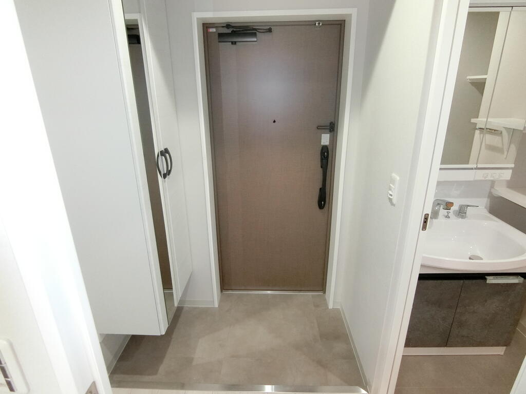 玄関　シューズボックスは姿見付きです