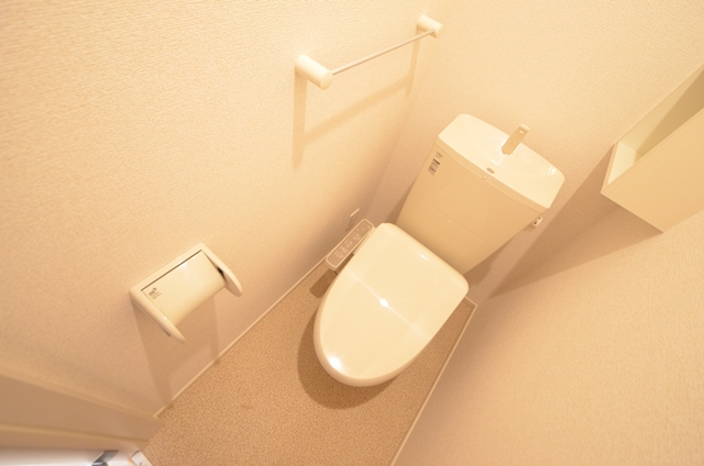 トイレ　温水洗浄便座付きのトイレです♪