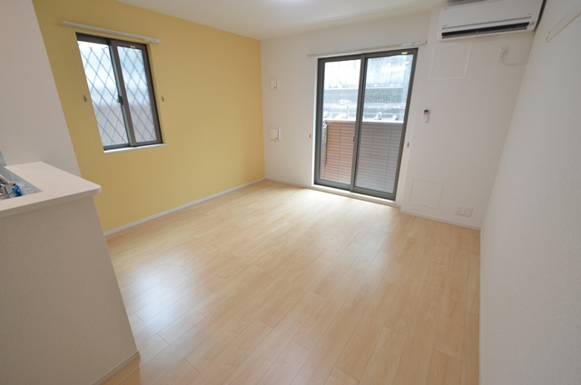 居室・リビング　エアコン付きで快適に過ごせます♪