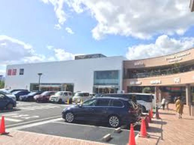 ショッピングセンター　ジーユーオアシスタウン伊丹鴻池店（ショッピングセンター）まで551m