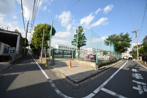 中学校　新宿区立牛込第一中学校（中学校）まで940m