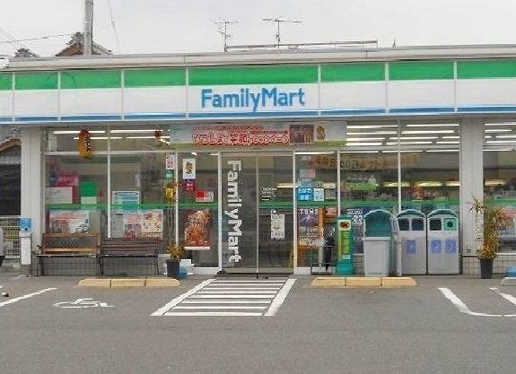 コンビニ　ファミリーマート（コンビニ）まで350m