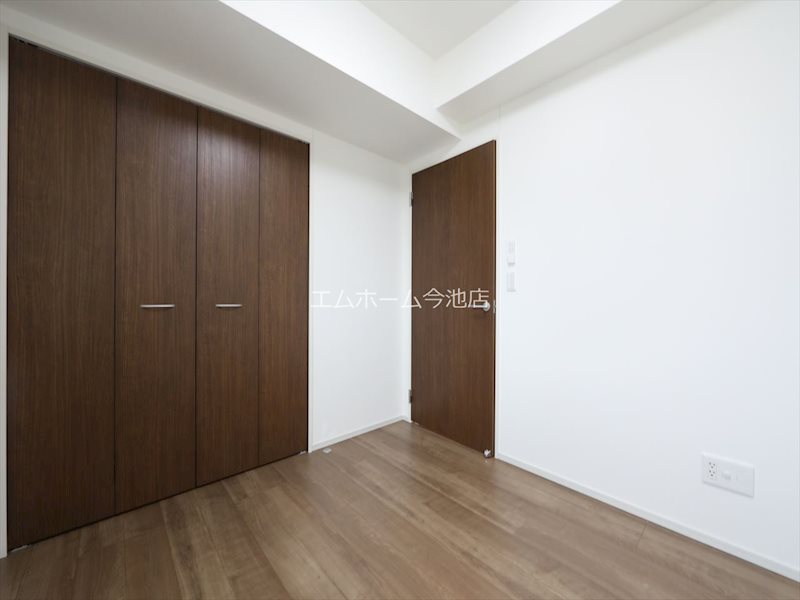 その他　洋室4.2帖　収納充実　窓付（換気良好）