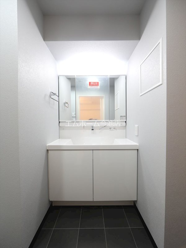 洗面設備　脱衣所　独立洗面台（シャンプードレッサー付）