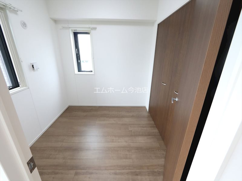 その他部屋・スペース　洋室4.3帖　収納充実　窓付（換気良好）