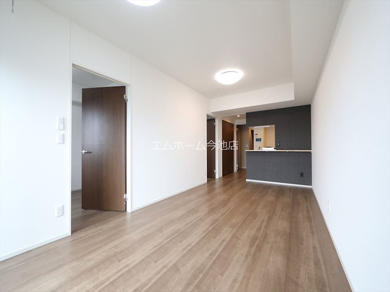 居室・リビング　LDK15.0帖　エアコン付　バルコニーに面しています