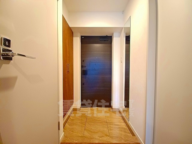 玄関　同マンション同間取り別部屋写真