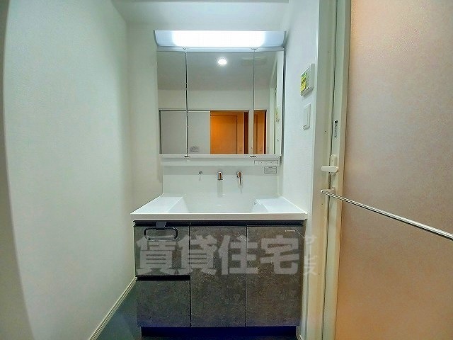 洗面設備　同マンション同間取り別部屋写真