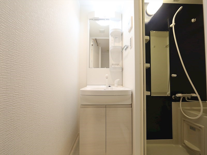 洗面設備　脱衣所　独立洗面台（シャンプードレッサー付）収納スペース有