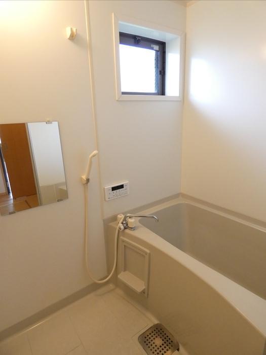 バス・シャワールーム　バスルーム（追焚き機能付き・小窓付き）