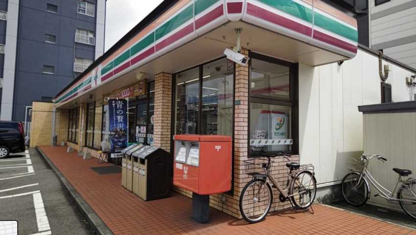 コンビニ　セブンイレブン（コンビニ）まで631m