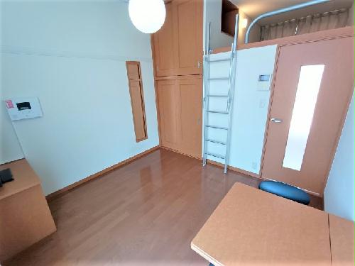 居室・リビング　家電・家具付きのお部屋です。