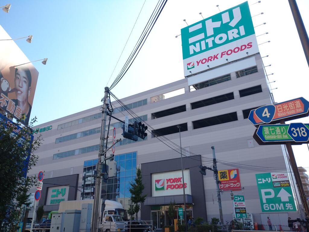 スーパー　ヨークフーズ梅島店（スーパー）まで439m