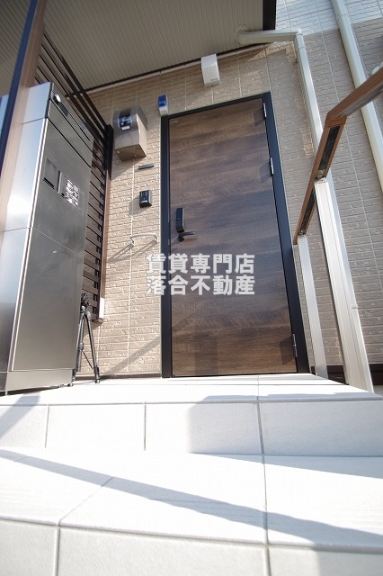 エントランス　玄関前。便利な宅配ボックス完備♪