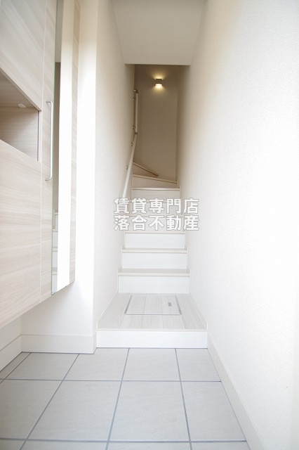 玄関　落ち着いた玄関♪階段でお部屋内へ♪