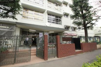 中学校　渋谷区立原宿外苑中学校（中学校）まで624m