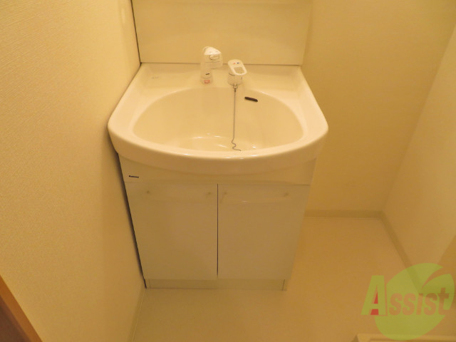 洗面設備　洗面化粧台は脱衣所内に、身だしなみはこちらで