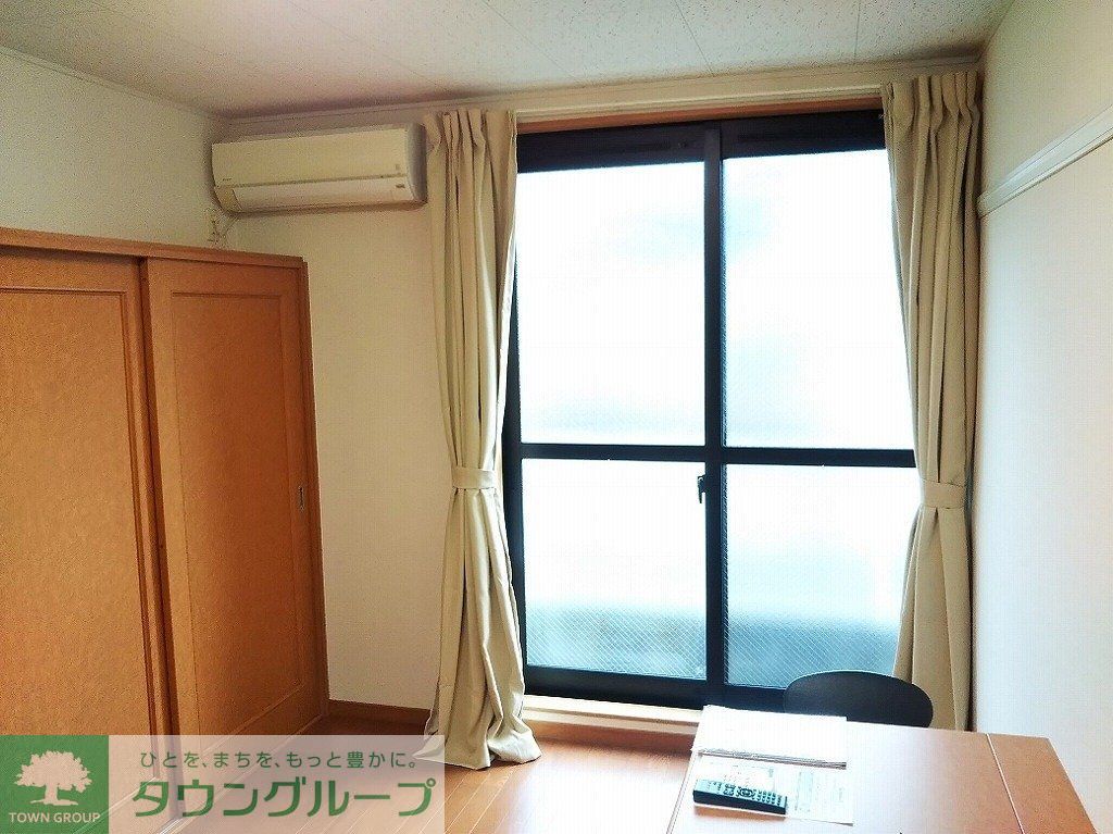 居室・リビング　1階フローリング。.2階カーペット敷き。同タイプの写真です。