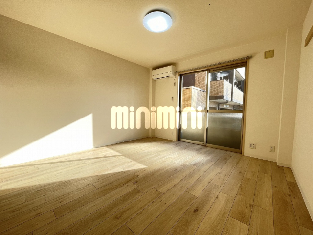 居室・リビング　※別号室の写真です。