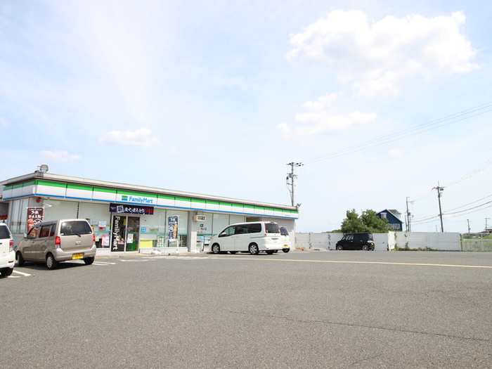 コンビニ　ファミリーマート（コンビニ）まで756m