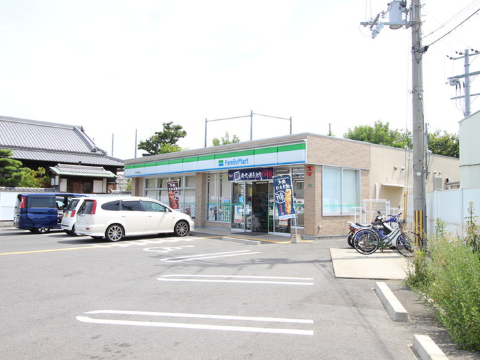 コンビニ　ファミリーマート（コンビニ）まで845m