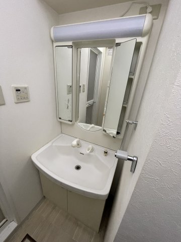 洗面設備　ゆったりとスペースのある洗面所