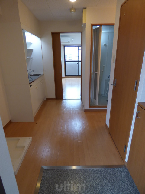 玄関　※他のお部屋の写真です。