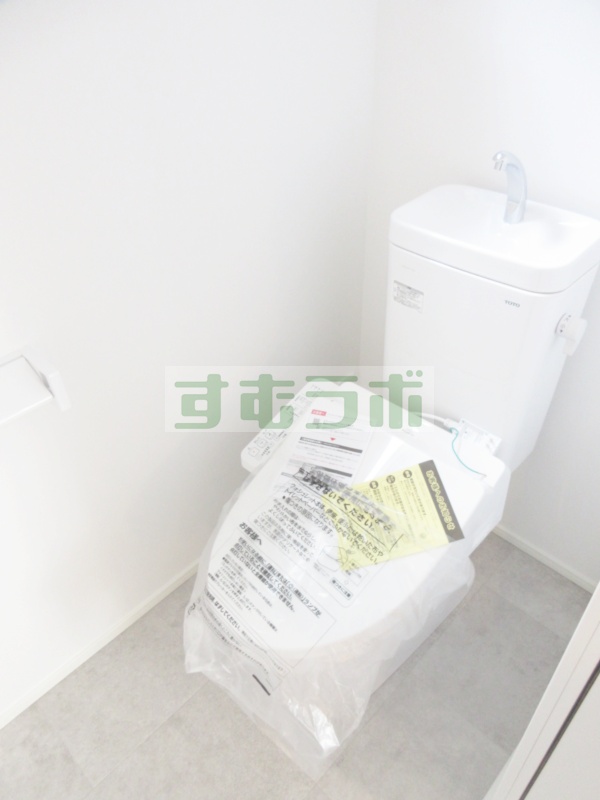 トイレ　窓付トイレで明るい