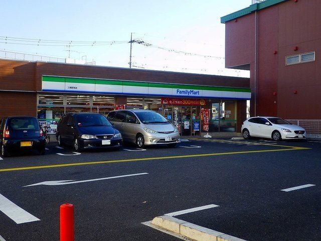コンビニ　ファミリーマート三郷駅南店（コンビニ）まで97m