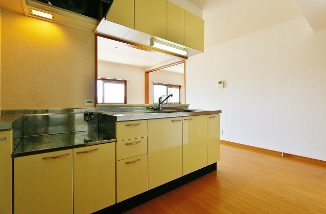 キッチン　調理スペースも広々で料理もはかどりそうですね