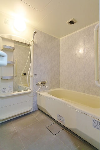 バス・シャワールーム　広々の浴槽でゆったりつかれますね