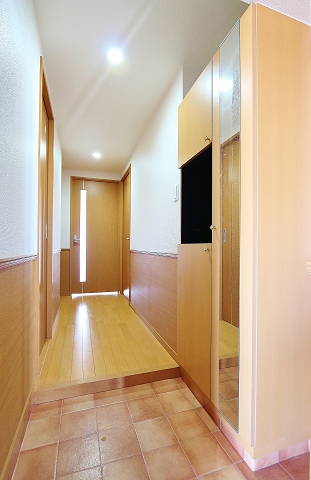玄関　荷物があっても窮屈感を感じませんね