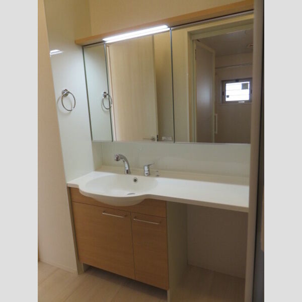 洗面設備　ゆったりとスペースのある洗面所