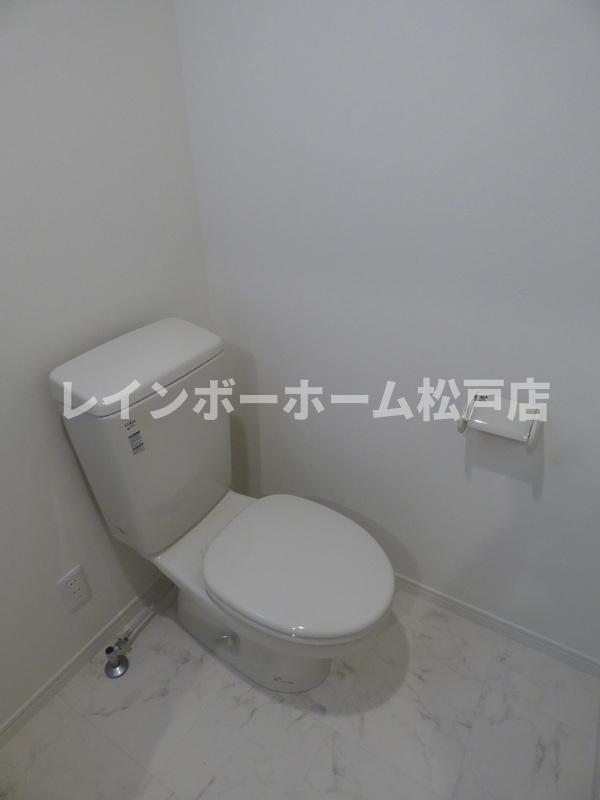 トイレ　落ち着いた色調のトイレです