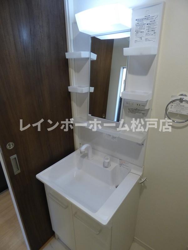 洗面設備　明るい洗面所です