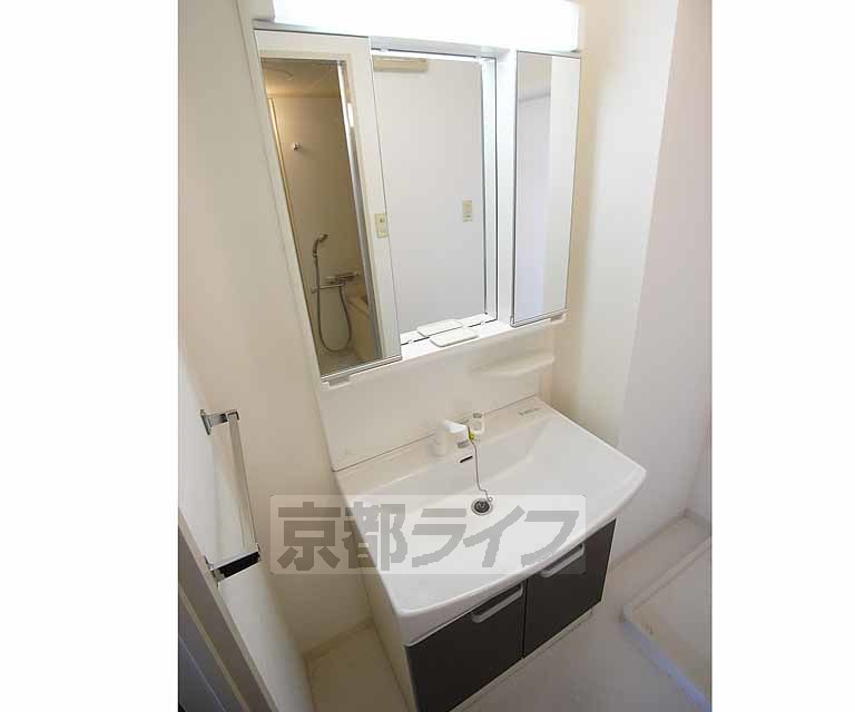 洗面設備　新調された洗面台です。