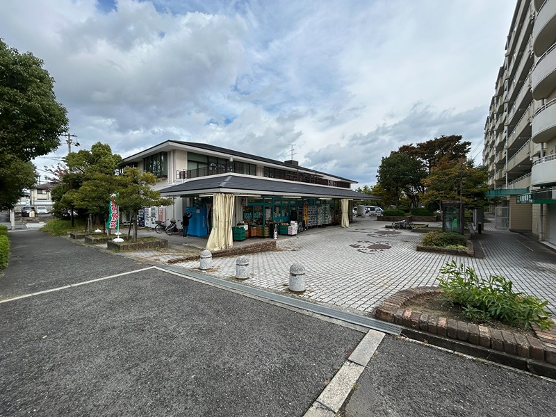 スーパー　スカイマート（スーパー）まで714m