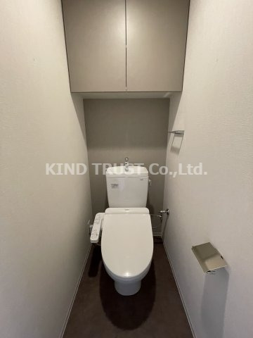 トイレ　落ち着いた色調のトイレです