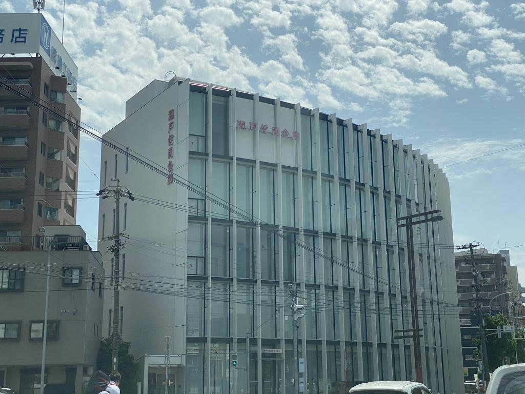 銀行　瀬戸信用金庫熱田支店（銀行）まで423m