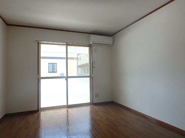 居室・リビング　落ち着きのあるこちらのお部屋で新生活をスタート。