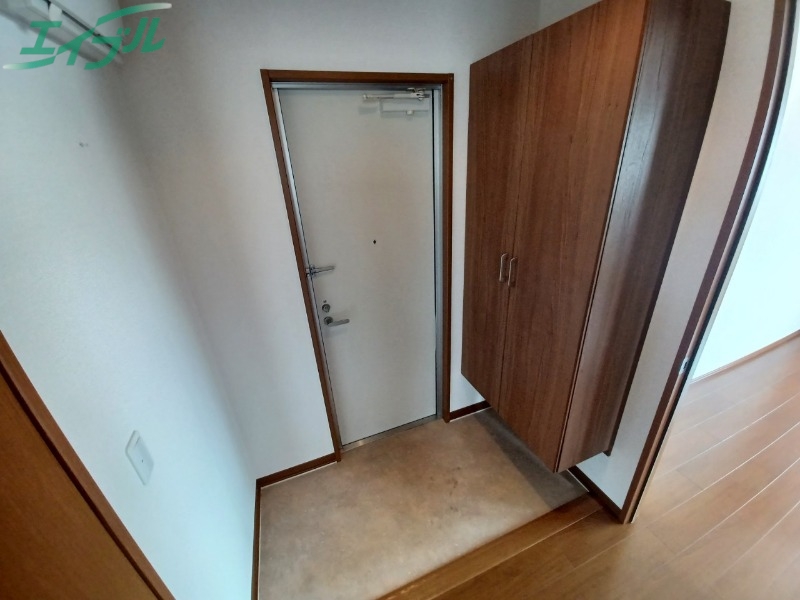 玄関　同物件別室反転写真