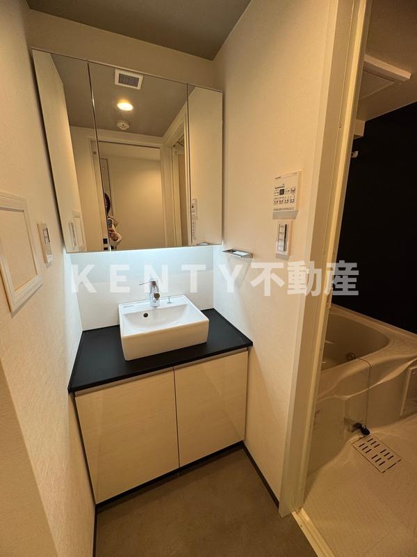 洗面設備　ゆったりとスペースのある洗面所