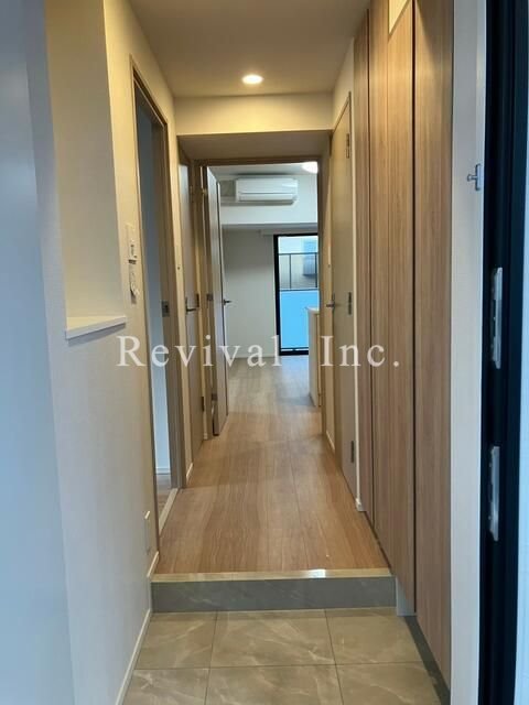 玄関　奥行を感じる玄関部分