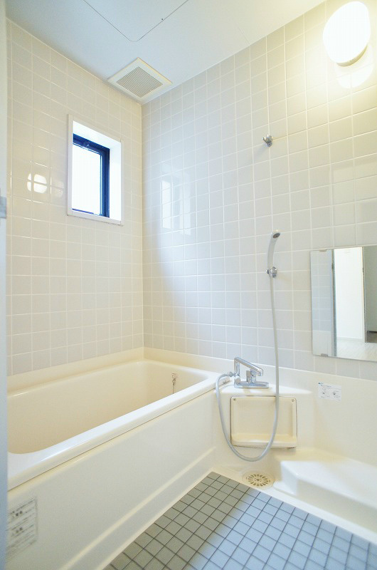 バス・シャワールーム　広めの浴室には鏡が備え付けです♪